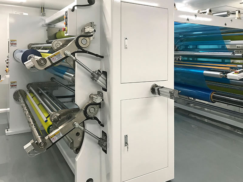 LFT738 Schneide-, Schäl- und Klebemaschine für optische Schutzfilme